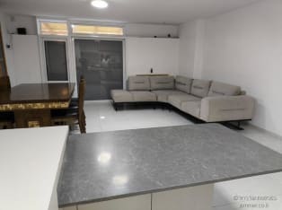 לדף הבית של וילה במרפסת של רחל