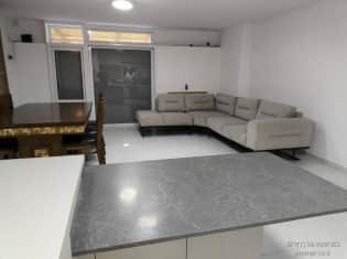 לדף הבית של וילה במרפסת של רחל