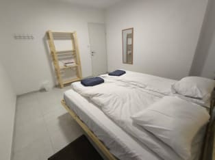 לדף הבית של וילה במרפסת של רחל