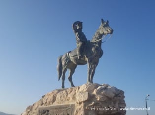 לדף הבית של האיש על הסוס - פסל אלכסנדר זייד