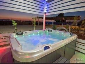 אחוזת%20הסתיו%20-%20בריכה%20מחוממת%20,%20פרזון