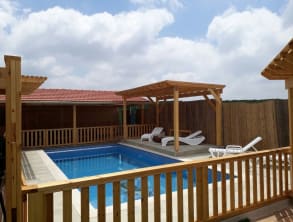 פנינת%20האלונים%20-%20בריכת%20שחייה%20מחוממת%20,%20נווה%20זיו