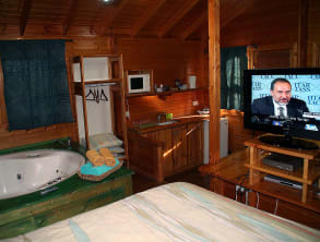 בפרדס%20של%20הרמן%20בקתות%20עץ%20עם%20גקוזי%20,%20בית%20הלל