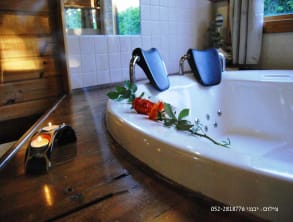 אהבה%20וטבע%20-%20בקתות%20עץ%20ובריכה%20,%20שזור%20-%20מושב