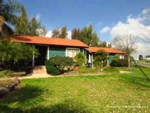 בקתות%20אפיקי%20מים%20בגולן%20-%20עוזרי%20,%20אבני%20איתן