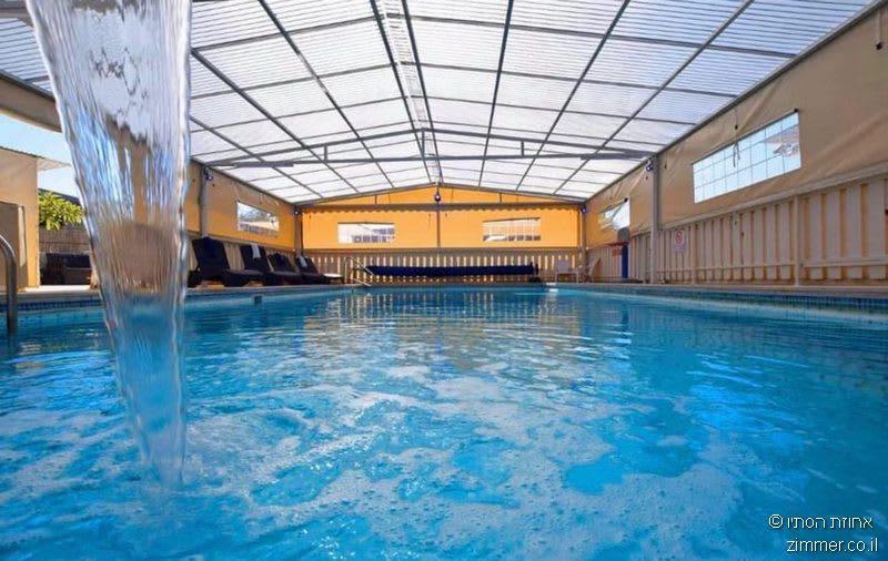 בבריכה ובג`קוזי ספא