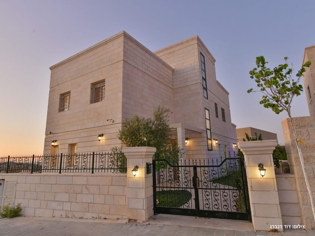 חצר האחוזה