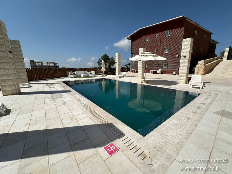 הבריכה בחצר המתחם