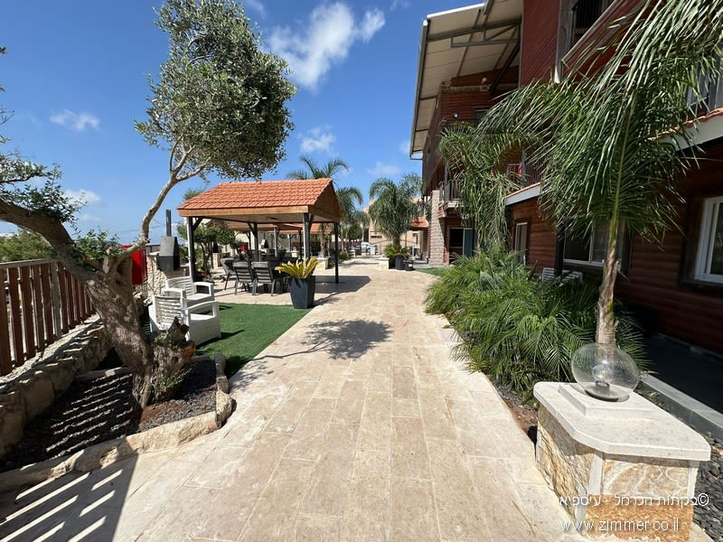 בחצר מתחם האירוח