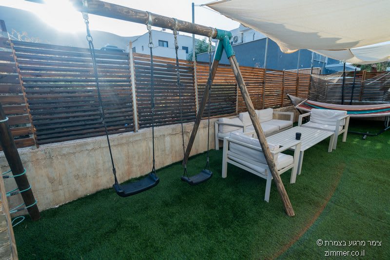 בחצר ובבריכה