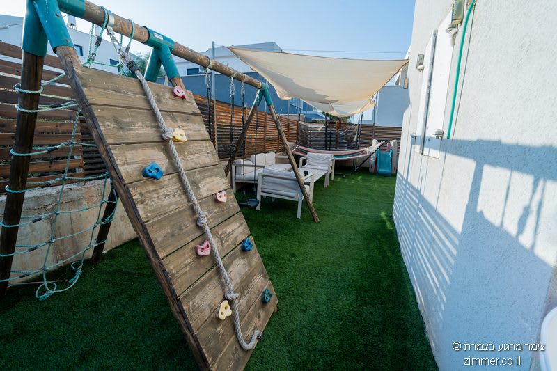 בחצר ובבריכה