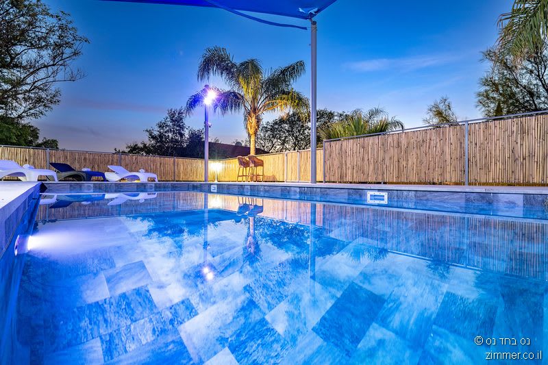 בריכה, גקוזי ספא וריחופית בחצר