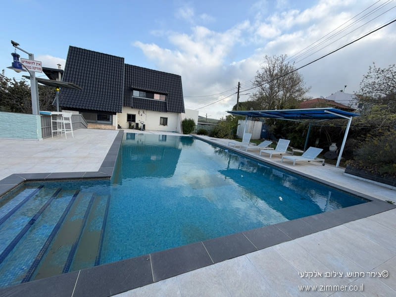 בבריכה ובחצר