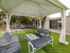 נוף%20החרוב%20-%20בקתות%20עץ%20,%20מנות