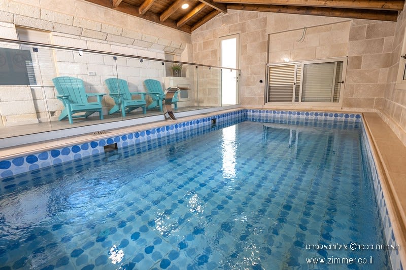 בריכה מחוממת ומקורה