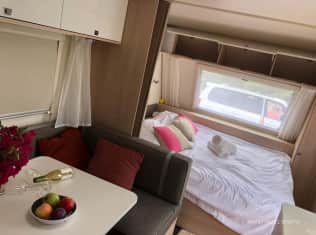 לדף הבית של קרוואן עם חיוך